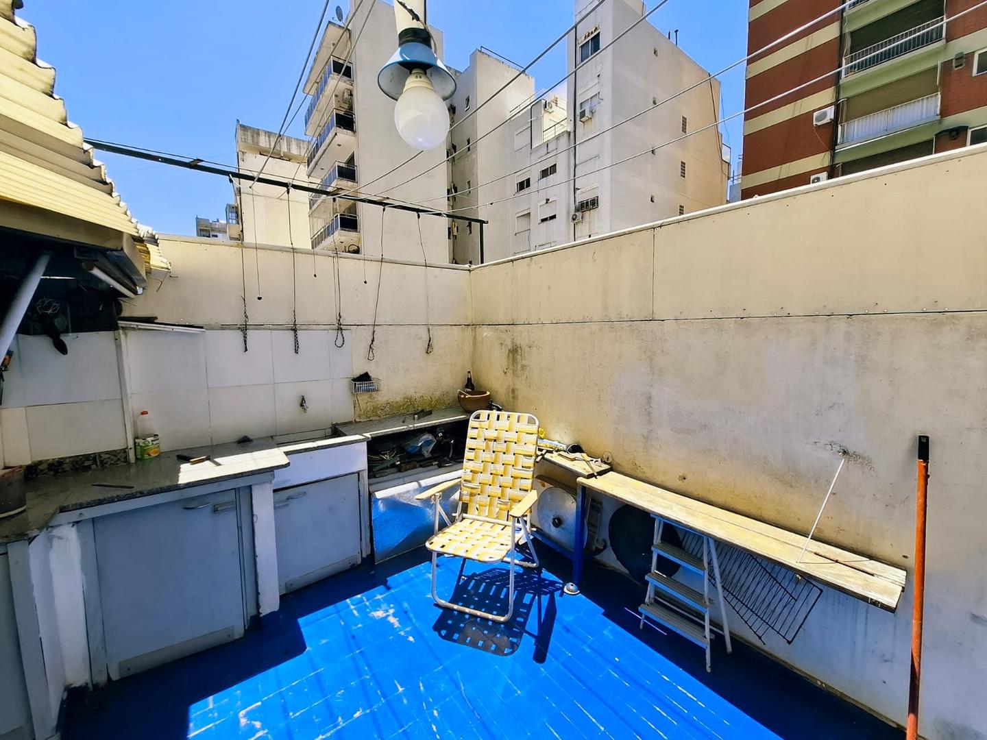 Departamento tipo casa de 3 ambientes con terraza exclusiva en VENTA-Zona Boedo